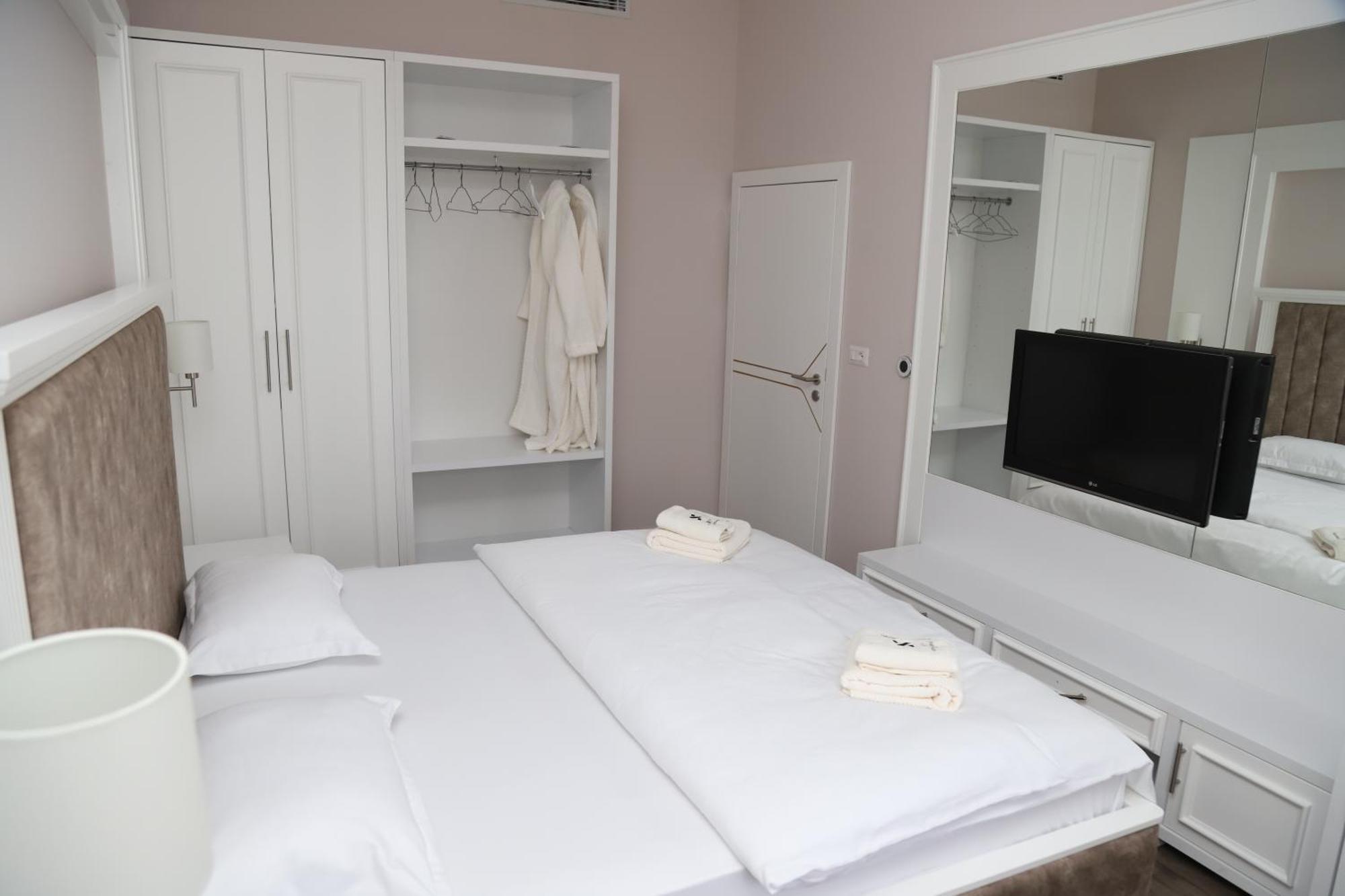Sky Hotel Prizren Bagian luar foto