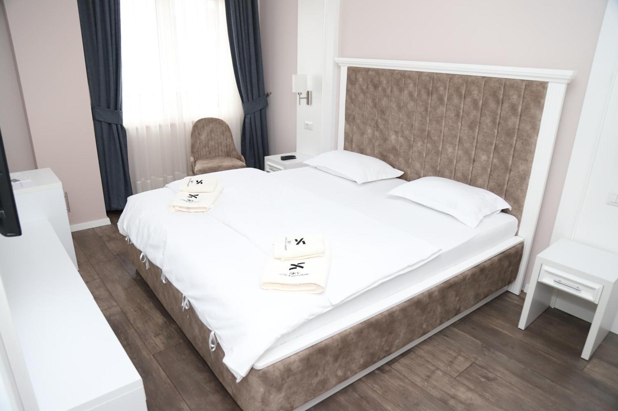 Sky Hotel Prizren Bagian luar foto