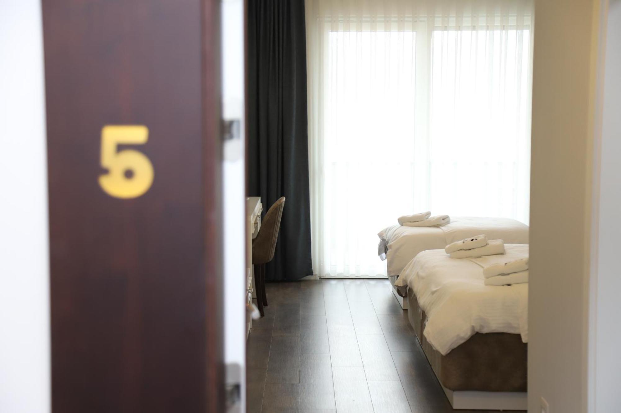 Sky Hotel Prizren Bagian luar foto