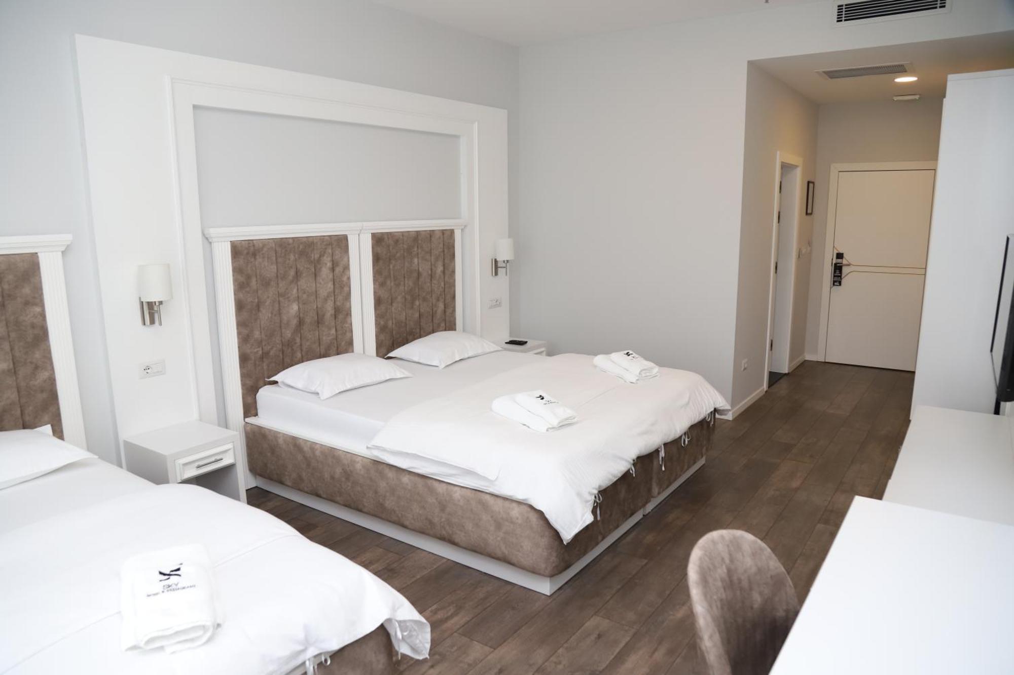 Sky Hotel Prizren Bagian luar foto