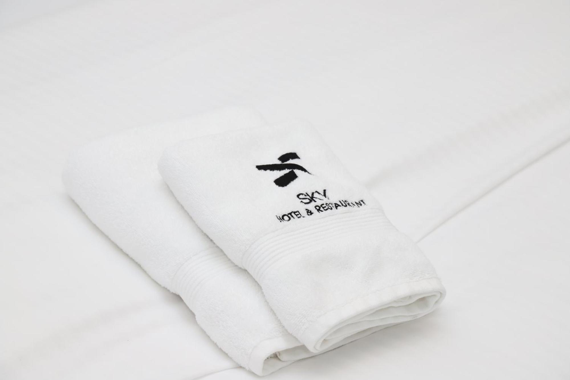 Sky Hotel Prizren Bagian luar foto