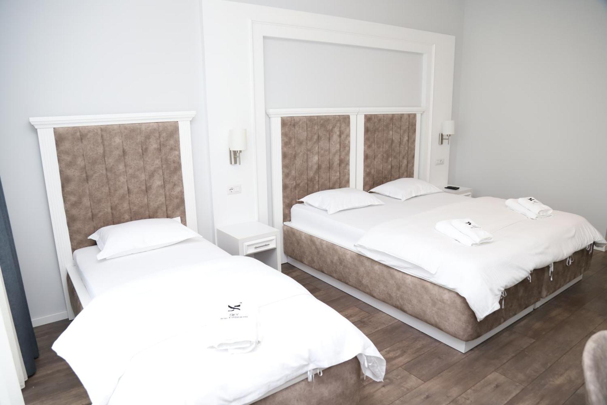 Sky Hotel Prizren Bagian luar foto