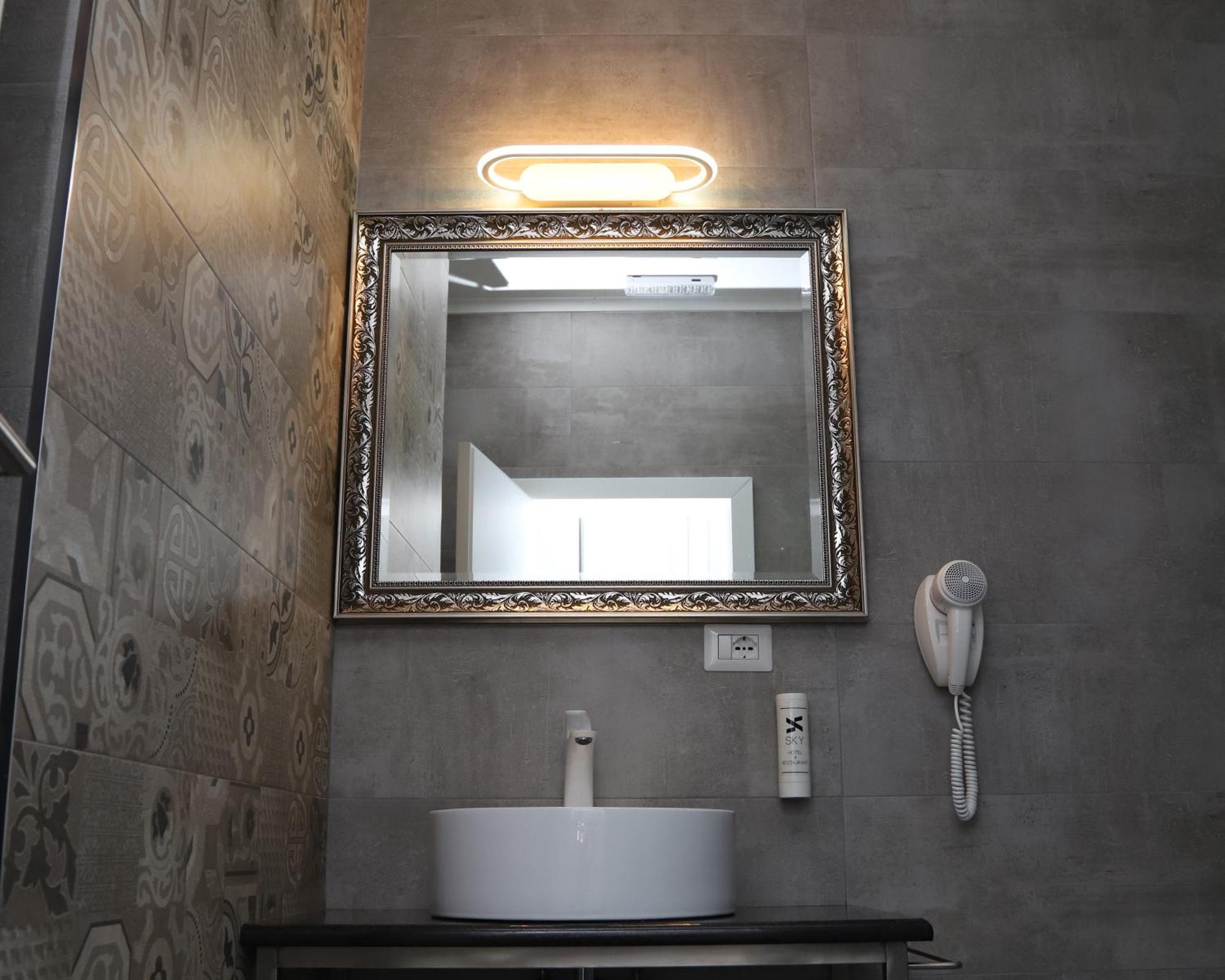 Sky Hotel Prizren Bagian luar foto