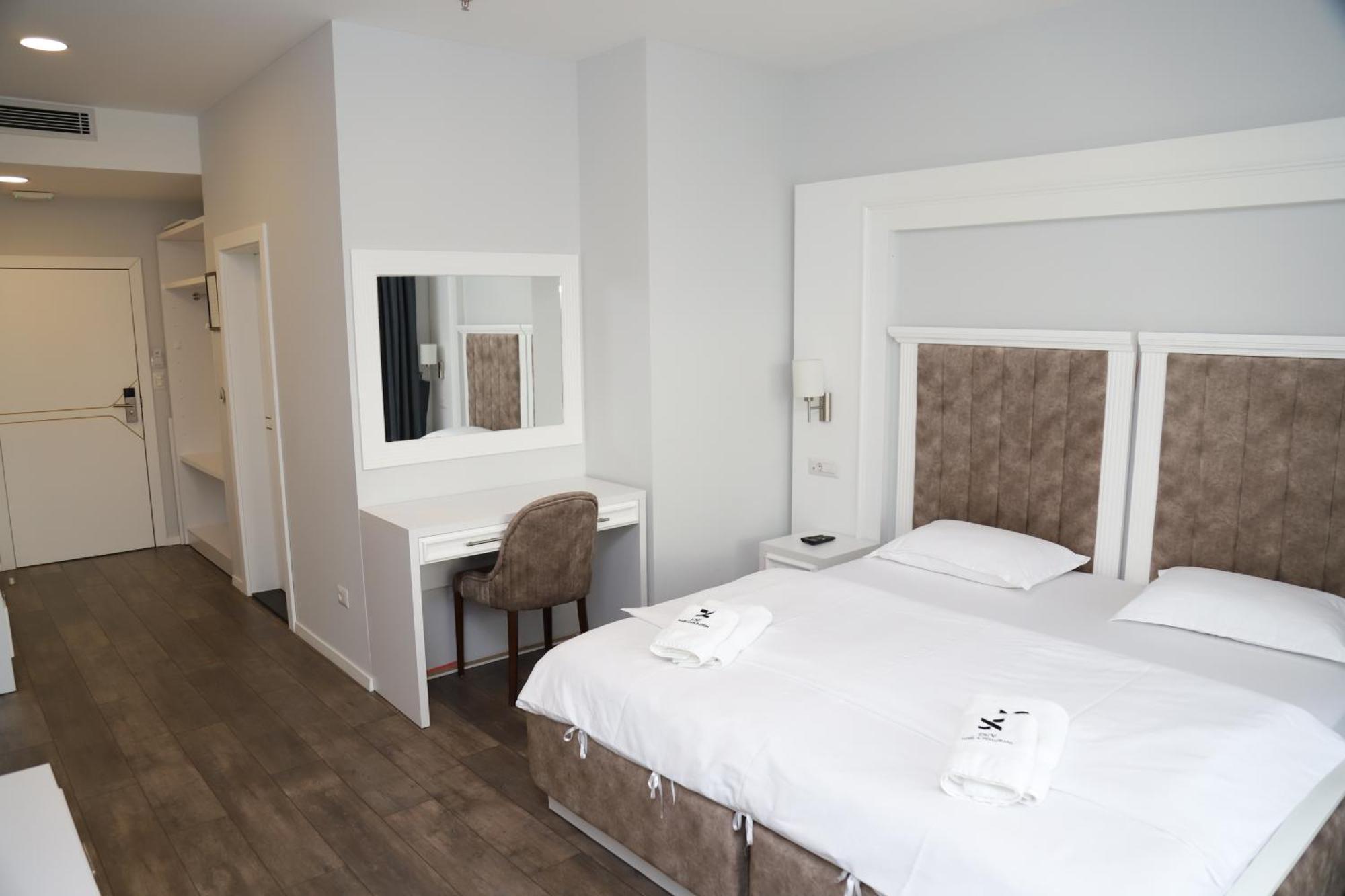 Sky Hotel Prizren Bagian luar foto