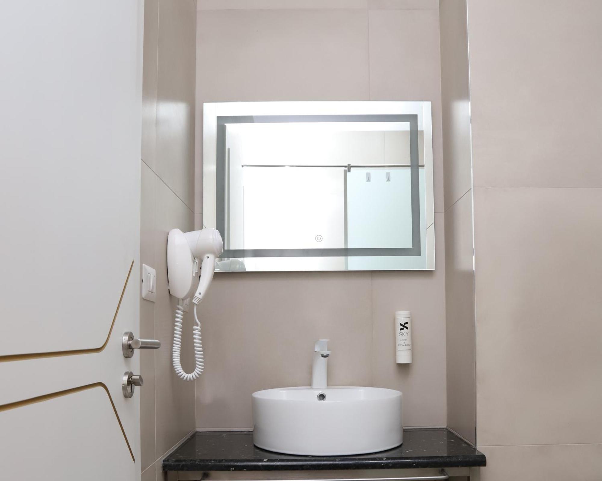 Sky Hotel Prizren Bagian luar foto