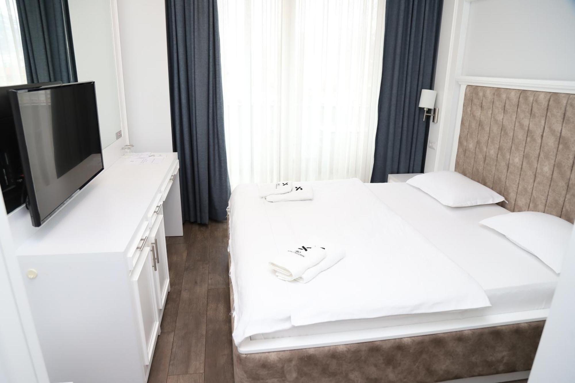 Sky Hotel Prizren Bagian luar foto