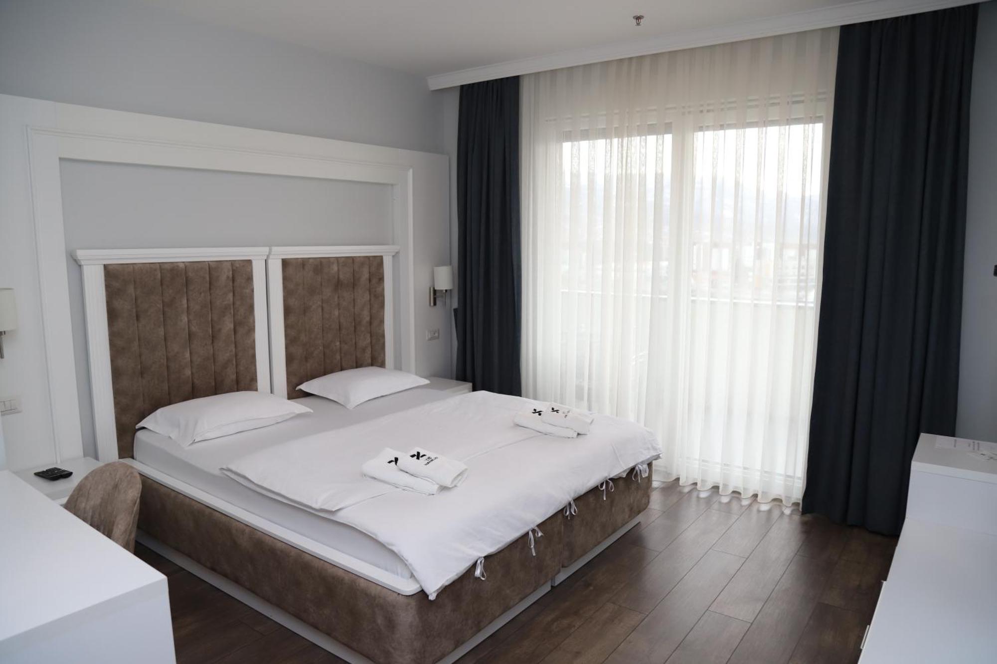 Sky Hotel Prizren Bagian luar foto