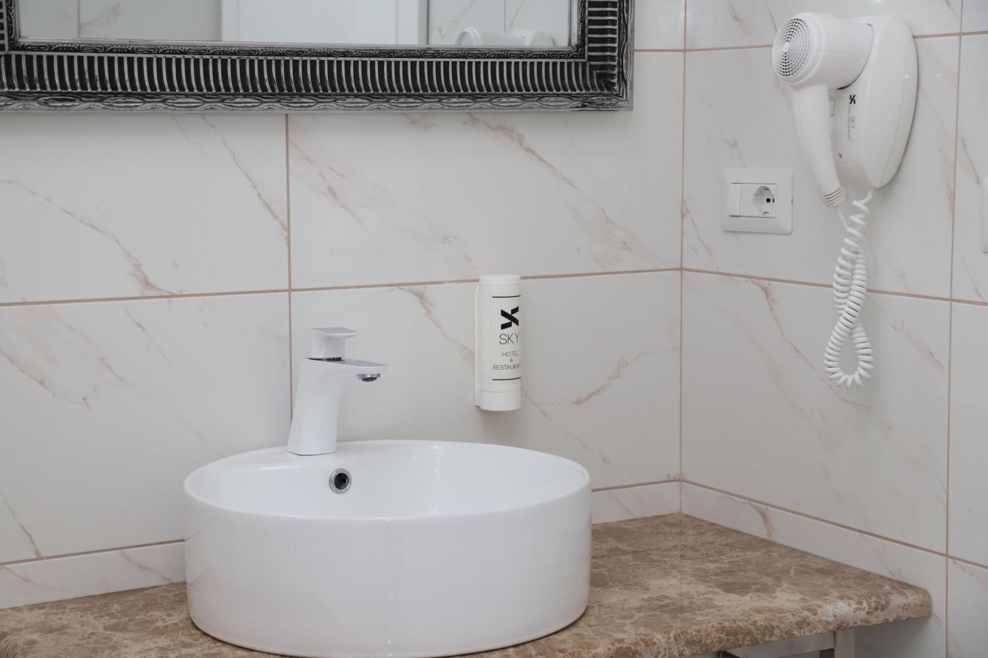 Sky Hotel Prizren Bagian luar foto