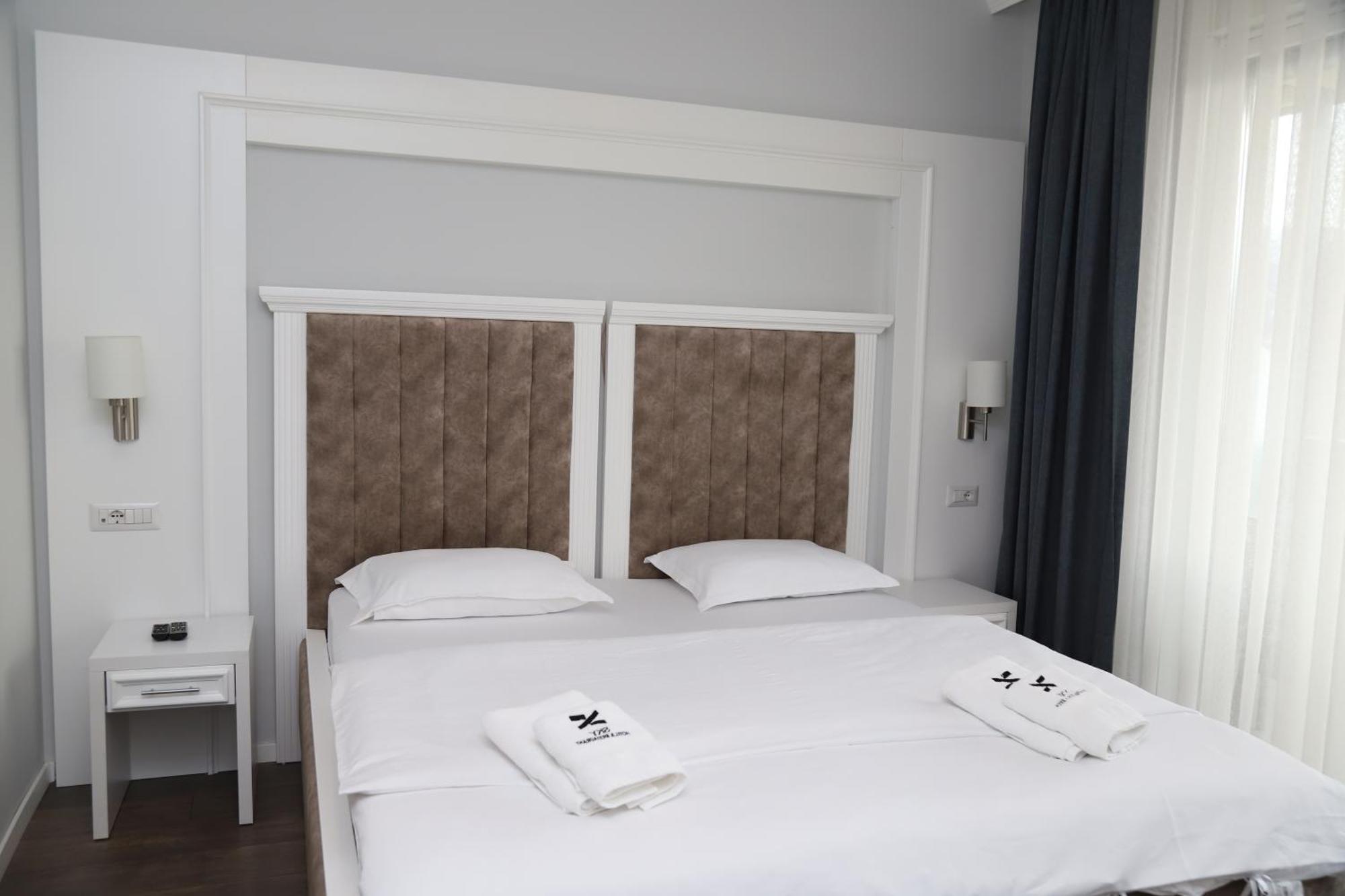 Sky Hotel Prizren Bagian luar foto