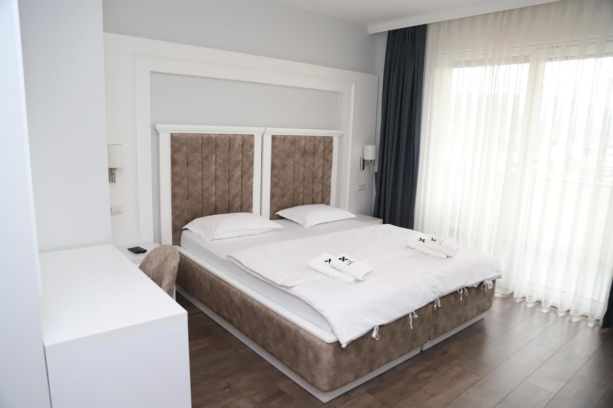 Sky Hotel Prizren Bagian luar foto
