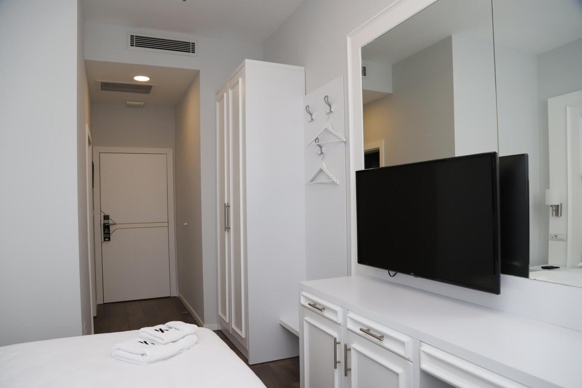 Sky Hotel Prizren Bagian luar foto