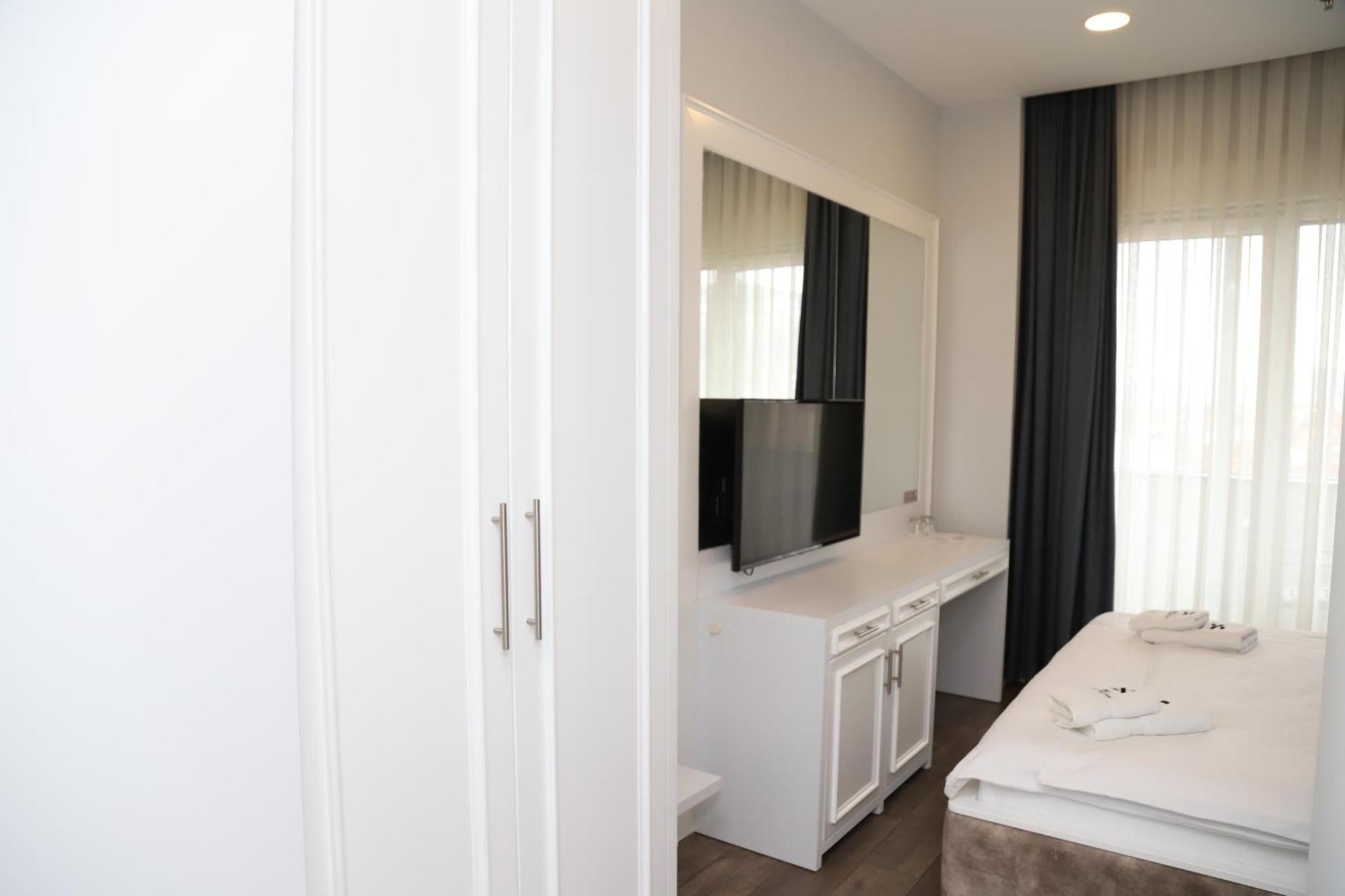 Sky Hotel Prizren Bagian luar foto