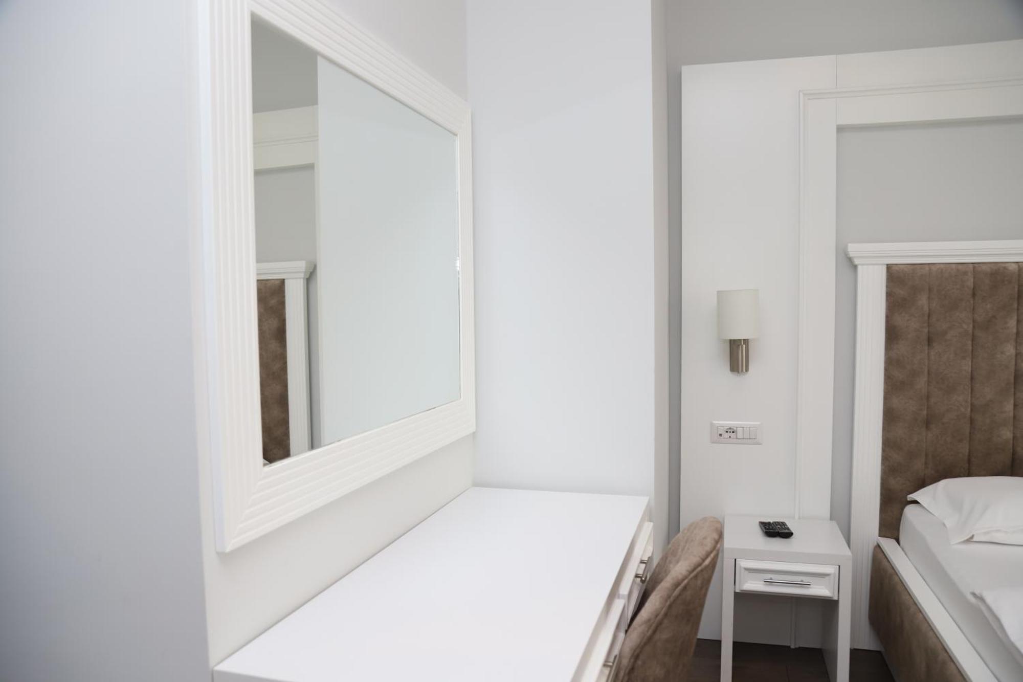 Sky Hotel Prizren Bagian luar foto