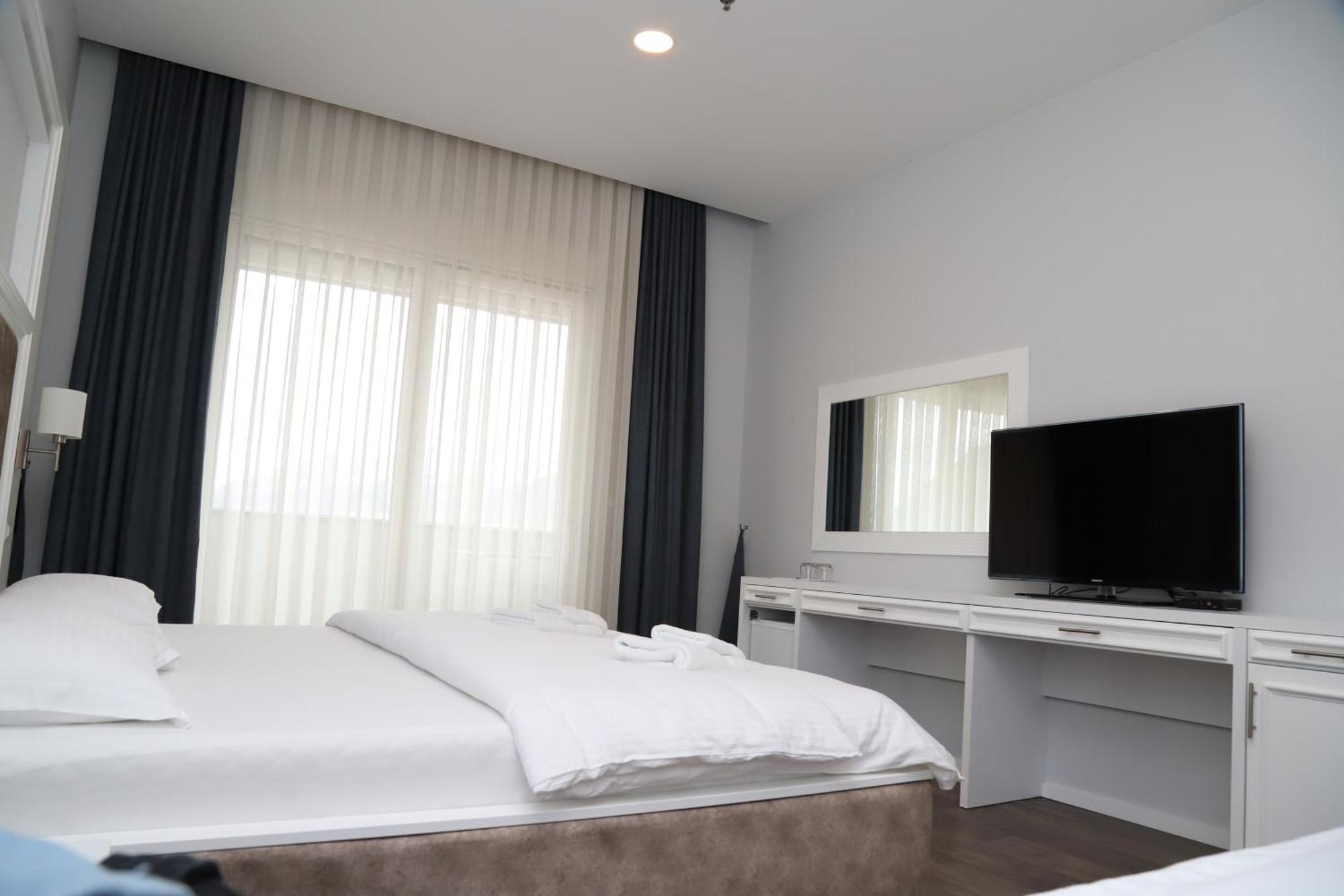 Sky Hotel Prizren Bagian luar foto
