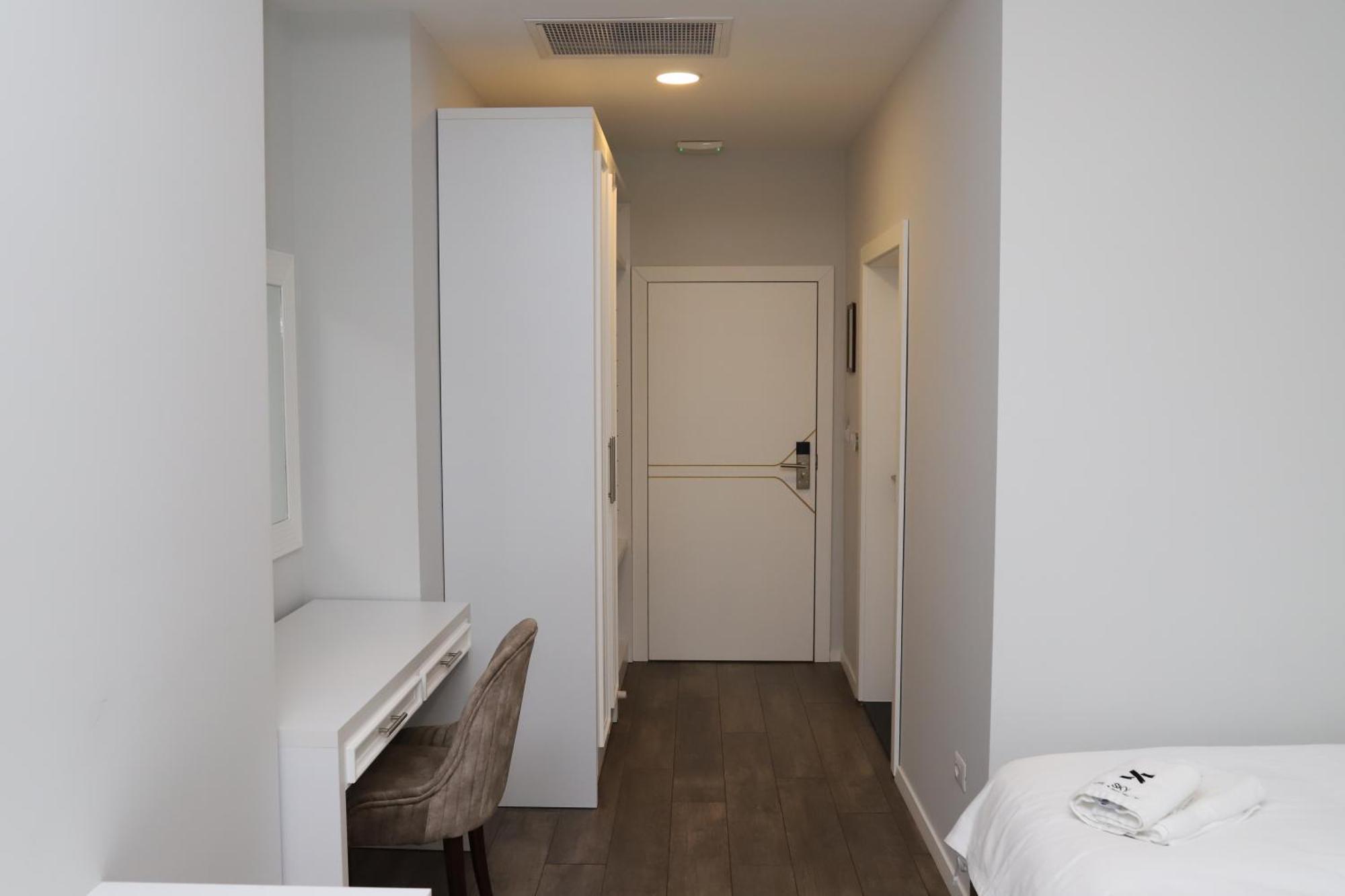 Sky Hotel Prizren Bagian luar foto