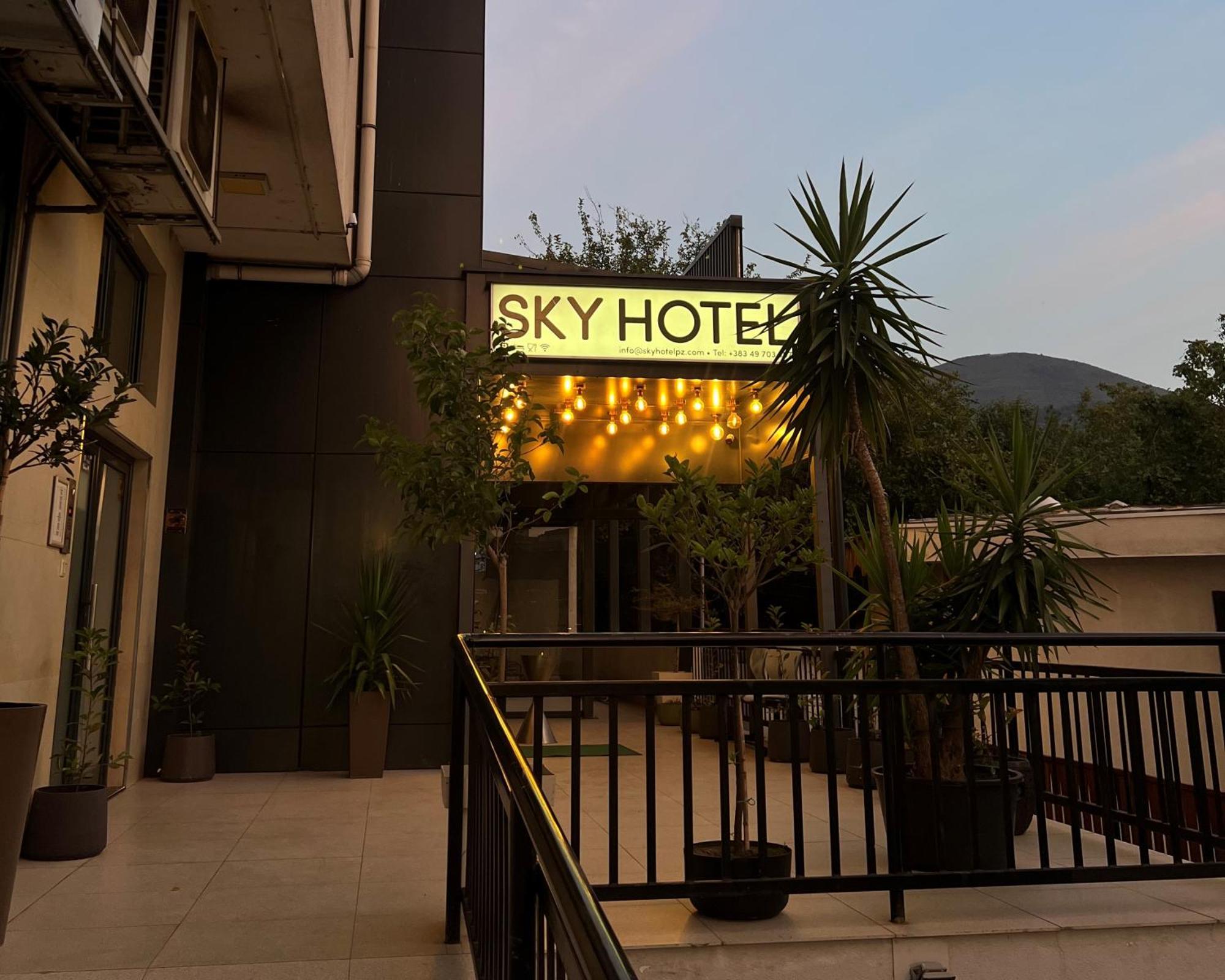 Sky Hotel Prizren Bagian luar foto